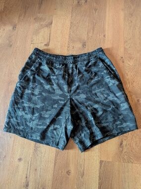 lululemon athletica Men's Black Gray Camo Athletic Shorts